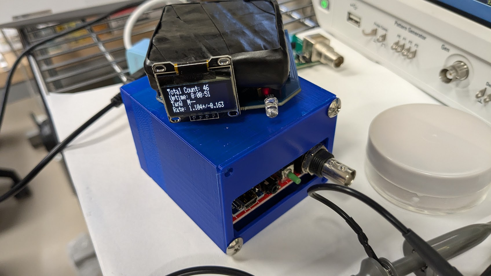 手のひらサイズの小型の放射線検出器